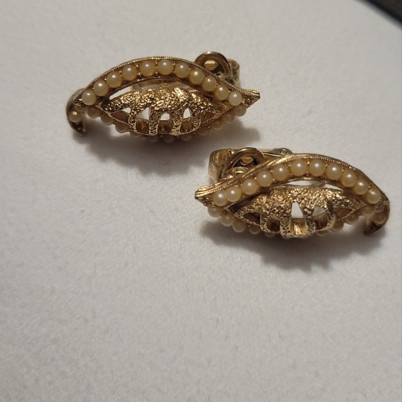 Vintage Clip-on Earring Set of 3 - Tradition and Monet 🍍 - Picture 5 of 7